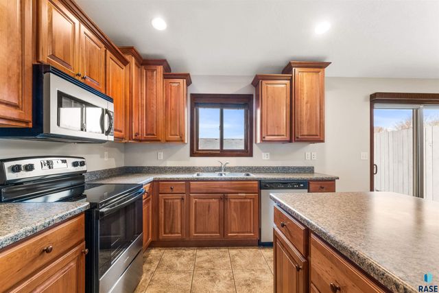 115 Emmett Trl, Harrisburg, SD 57032