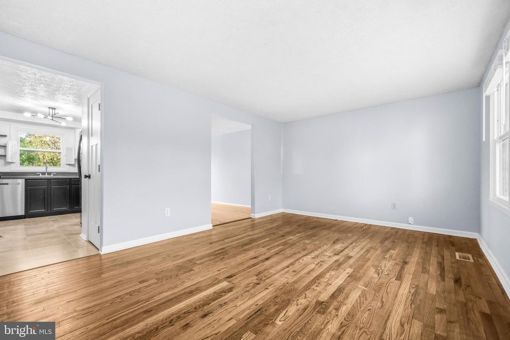 Image 6 of property listing at 8041 BOSLEY CT, Glen Burnie, MD 21061