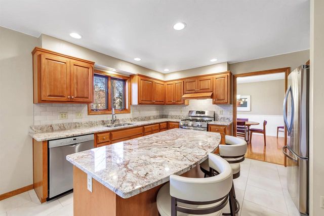 1460 WOODMONT WAY, Ashwaubenon, WI 54313