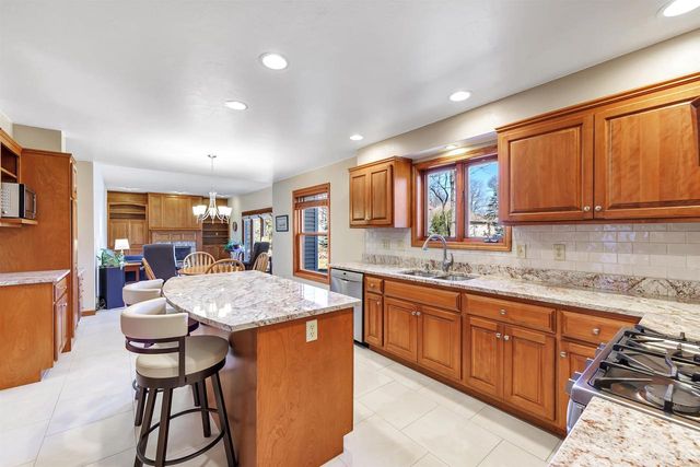 1460 WOODMONT WAY, Ashwaubenon, WI 54313