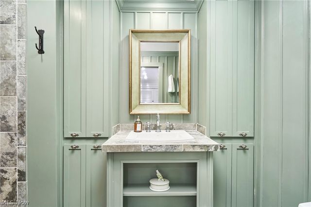 1200 Yellow Creek Lane, Akron, OH 44333