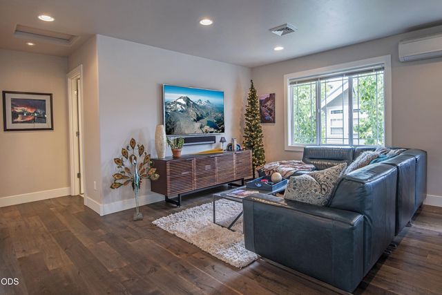 909 NW Delaware Avenue, Bend, OR 97703