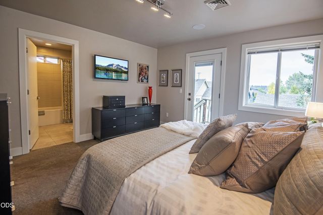 909 NW Delaware Avenue, Bend, OR 97703