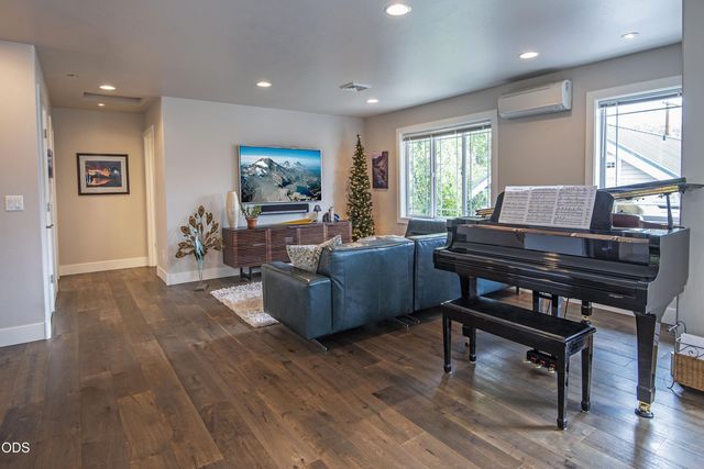 909 NW Delaware Avenue, Bend, OR 97703