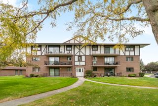 11045 S Theresa Circle 2B, Palos Hills, IL 60465