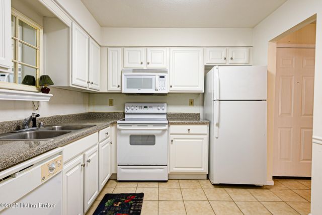 714 La Fontenay Ct, Louisville, KY 40223