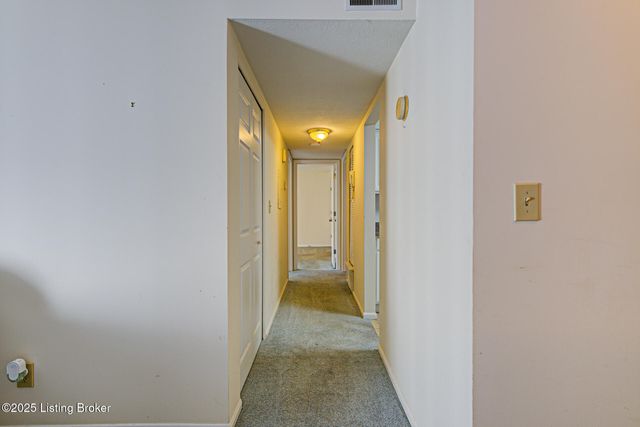 714 La Fontenay Ct, Louisville, KY 40223