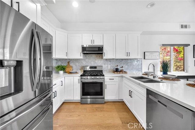 3822 Clayton Avenue, Los Angeles, CA 90027