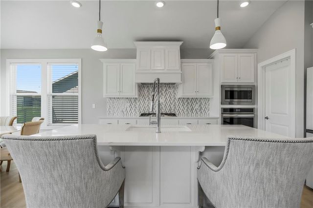 6709 NW 105th Street, Kansas City, MO 64154