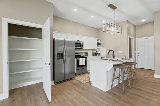 724 N Redbud Ave, Valley Center, KS 67147