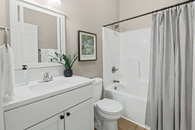 724 N Redbud Ave, Valley Center, KS 67147