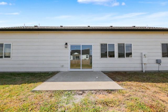 724 N Redbud Ave, Valley Center, KS 67147
