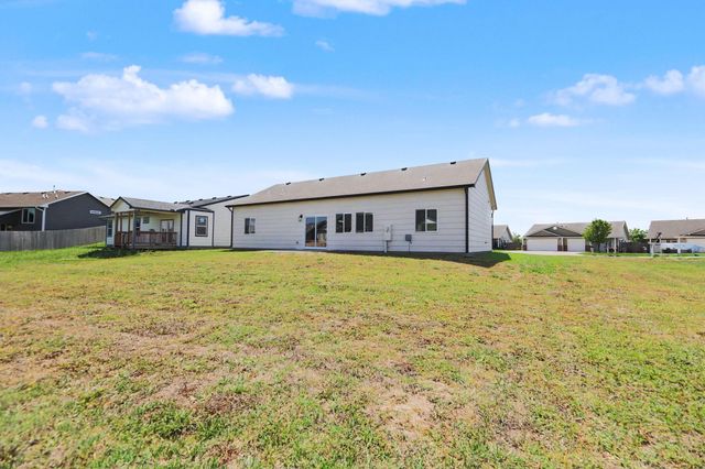 724 N Redbud Ave, Valley Center, KS 67147