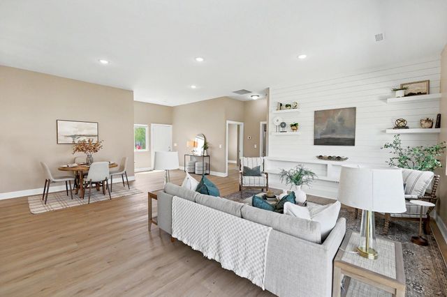 724 N Redbud Ave, Valley Center, KS 67147