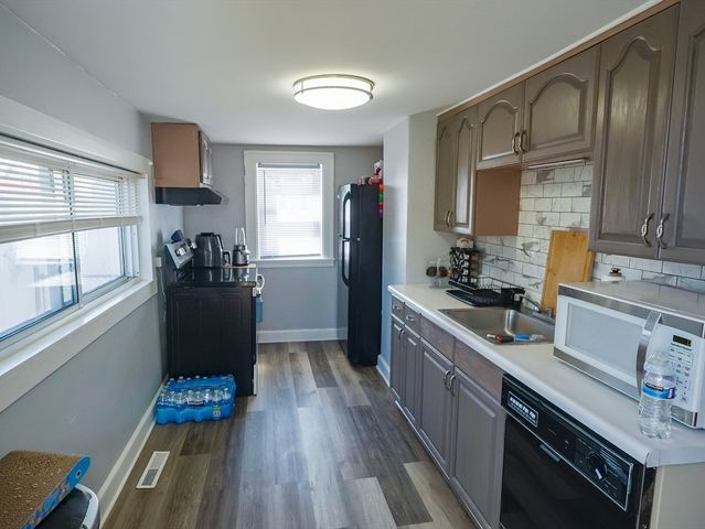 17 Lombard St, Springfield, MA 01105
