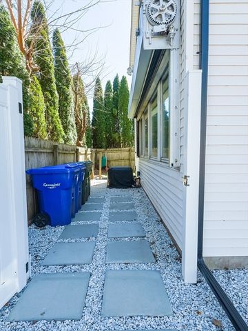 17 Lombard St, Springfield, MA 01105