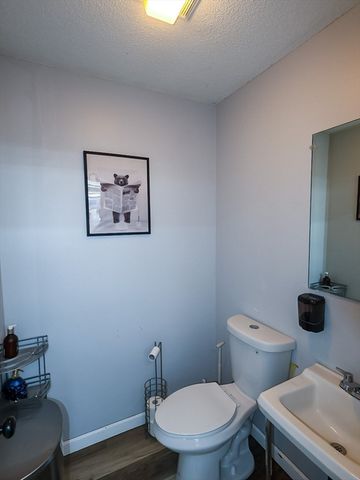 17 Lombard St, Springfield, MA 01105