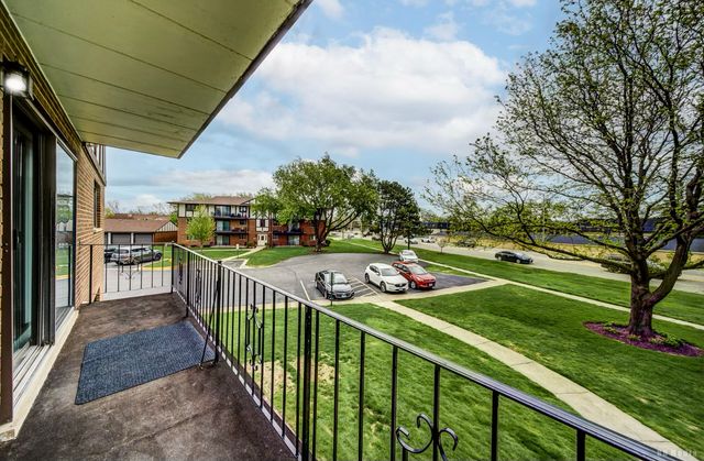 11045 S Theresa Circle 2B, Palos Hills, IL 60465