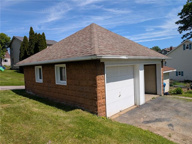 109 S 5th St, Youngwood, PA 15697