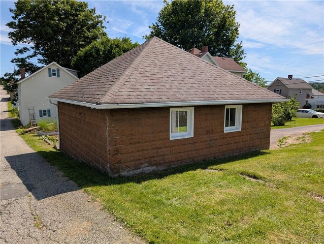 109 S 5th St, Youngwood, PA 15697