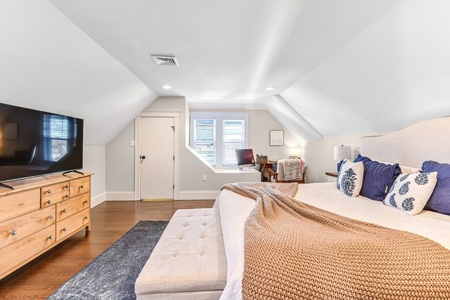 58 Metropolitan Ave 2, Boston, MA 02131