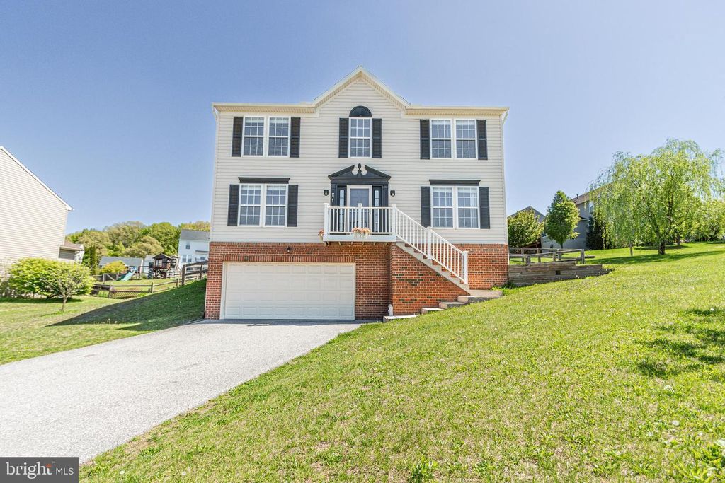 271 COURTNEY CT, Spring Grove, PA 17362