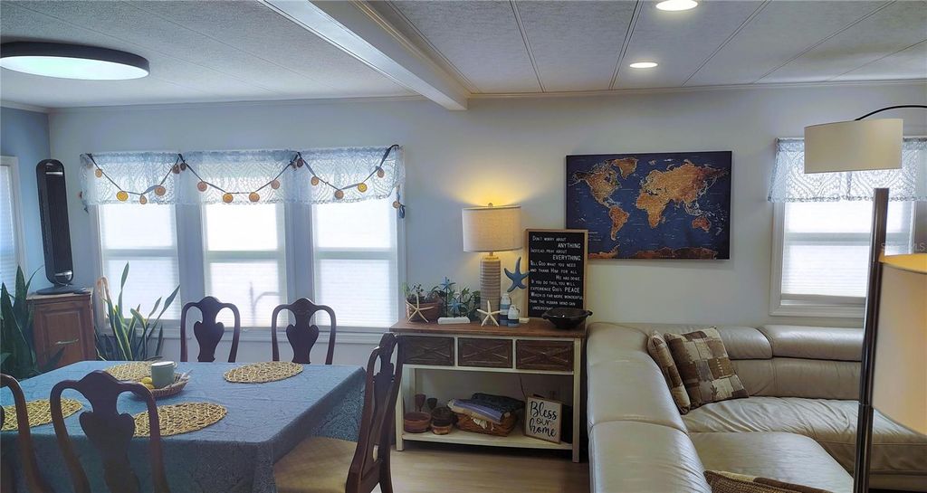 Image 12 of property listing at 714 48TH B AVENUE E, Bradenton, FL 34203