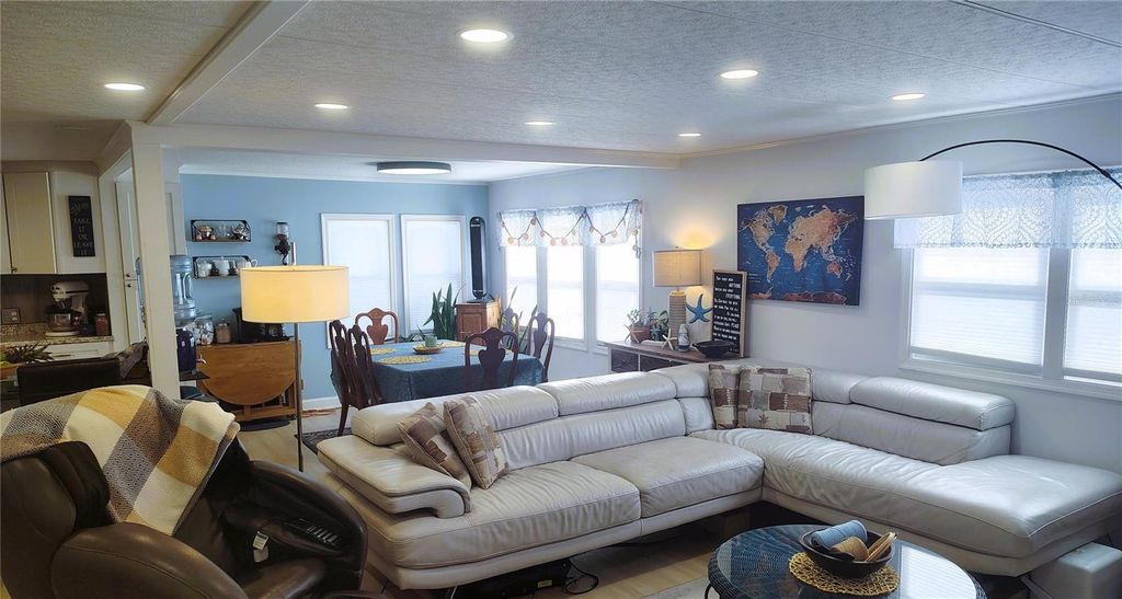 Image 3 of property listing at 714 48TH B AVENUE E, Bradenton, FL 34203