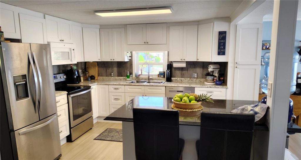Image 6 of property listing at 714 48TH B AVENUE E, Bradenton, FL 34203