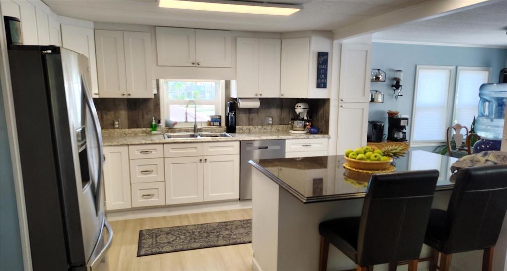 Image 7 of property listing at 714 48TH B AVENUE E, Bradenton, FL 34203