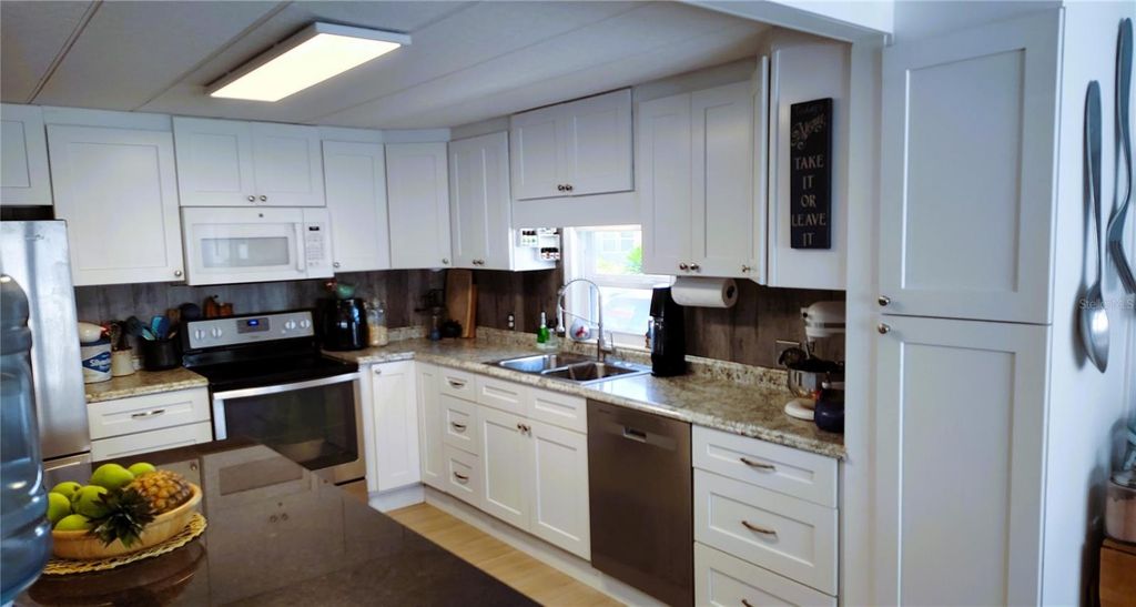 Image 8 of property listing at 714 48TH B AVENUE E, Bradenton, FL 34203