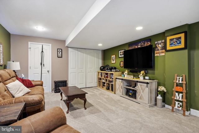 560 NANTUCKET DR, Red Lion, PA 17356
