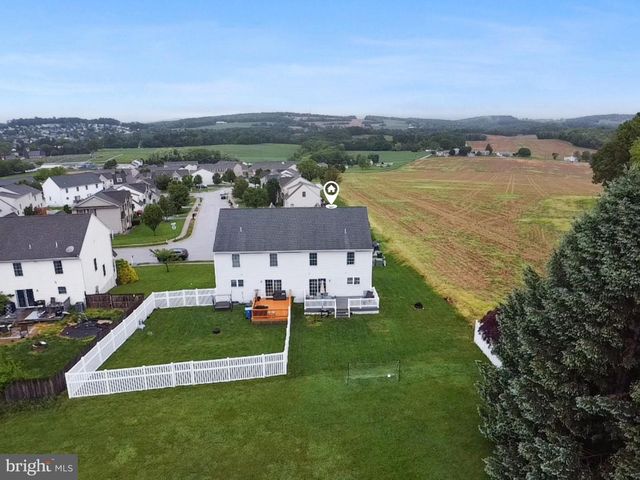 560 NANTUCKET DR, Red Lion, PA 17356