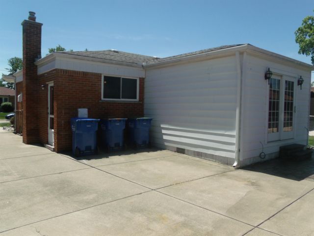 8467 Darlene Street, Warren, MI 48093