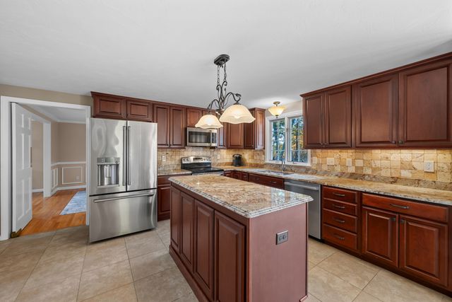 7 Old Salem Cir, Shrewsbury, MA 01545