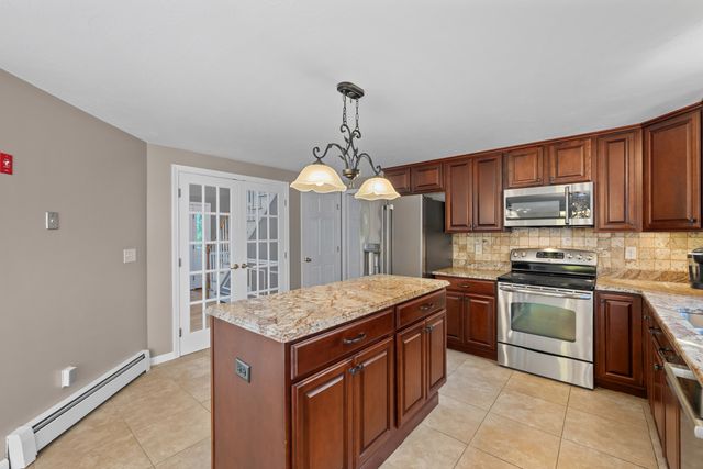 7 Old Salem Cir, Shrewsbury, MA 01545