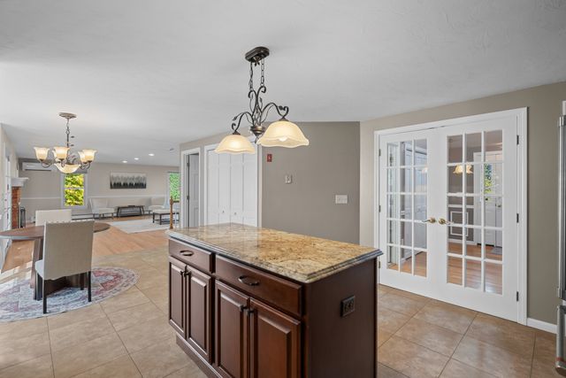 7 Old Salem Cir, Shrewsbury, MA 01545
