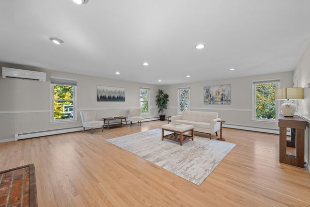 7 Old Salem Cir, Shrewsbury, MA 01545