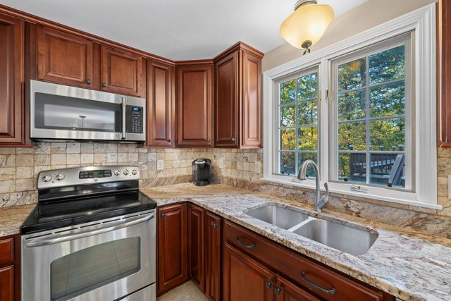 7 Old Salem Cir, Shrewsbury, MA 01545