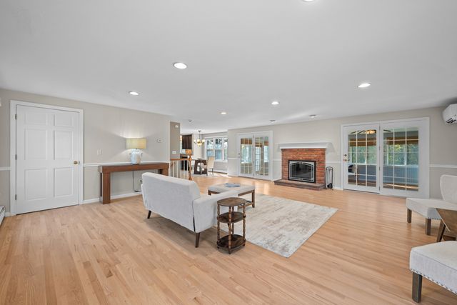 7 Old Salem Cir, Shrewsbury, MA 01545