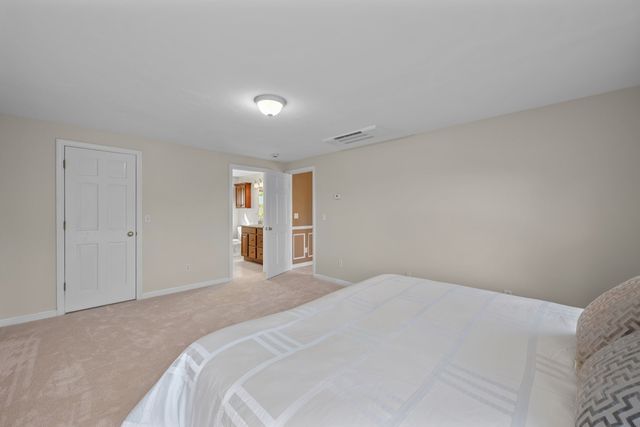 7 Old Salem Cir, Shrewsbury, MA 01545