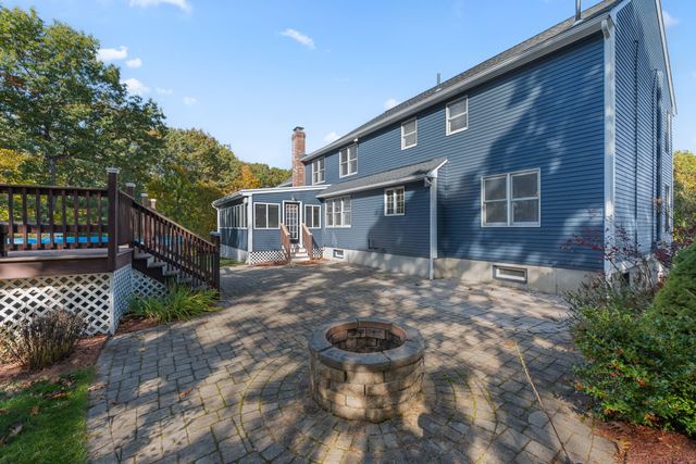 7 Old Salem Cir, Shrewsbury, MA 01545