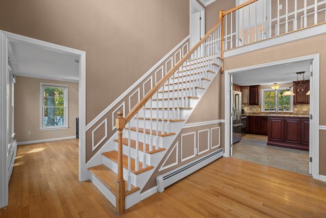 7 Old Salem Cir, Shrewsbury, MA 01545