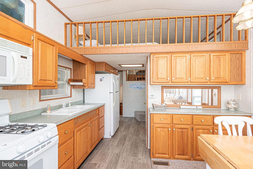 Image 10 of property listing at 171 OCEAN OVAL DR, Berlin, MD 21811