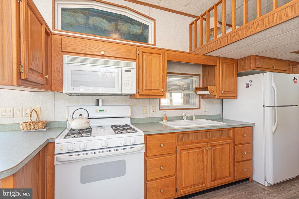 Image 11 of property listing at 171 OCEAN OVAL DR, Berlin, MD 21811