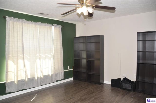 208 Kathie Court, Vine Grove, KY 40175