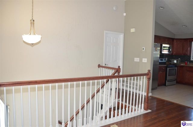 208 Kathie Court, Vine Grove, KY 40175
