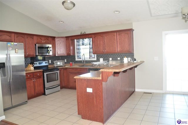 208 Kathie Court, Vine Grove, KY 40175