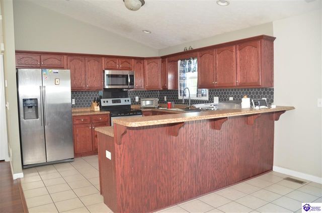 208 Kathie Court, Vine Grove, KY 40175