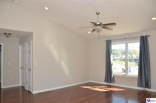 208 Kathie Court, Vine Grove, KY 40175